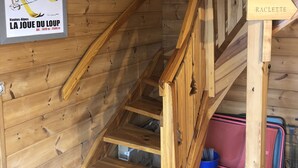 Un escalier en bois, agrémenté d’un panneau indiquant une pente de 15 degrés.