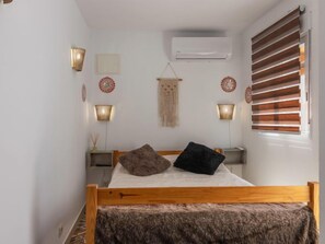 3 bedrooms, desk, internet