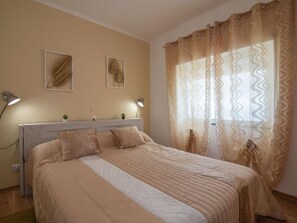 3 bedrooms, desk, internet