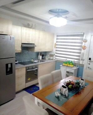 Refrigerador, microondas, cafetera y tetera y tostadora 