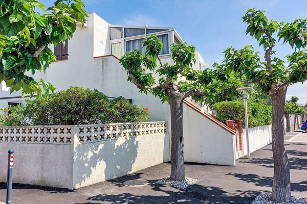 Himmel, Gebäude, Wolke, Eigentum, Pflanze, Schatten, Strassenbelag, Haus, Die Architektur, Grundstueck