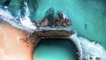 沙滩椅、沙滩毛巾