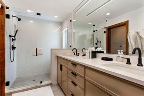 Combined shower/tub, hair dryer, shampoo