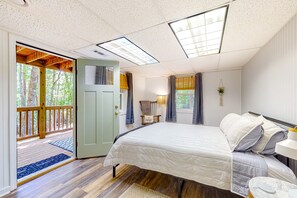 3 bedrooms, free internet, bed sheets - Stylish Home w/ High-Speed WiFi, Central AC, Washer/Dryer, & Seasonal Mtn. View (Helen)