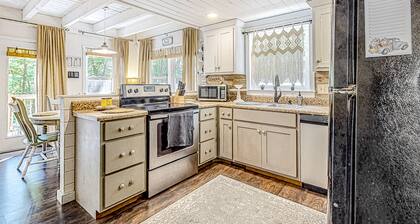 Stylish Home w/ High-Speed WiFi, Central AC, Washer/Dryer, & Seasonal Mtn. View