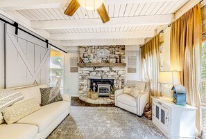 TV - Stylish Home w/ High-Speed WiFi, Central AC, Washer/Dryer, & Seasonal Mtn. View (Helen)