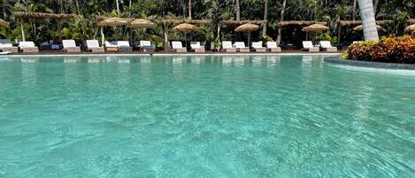 Una piscina al aire libre