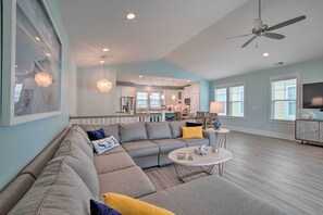 TV, books, stereo - Luxury Townhouse w/ Ocean Views - Walk to Ocean! (Kure Beach)
