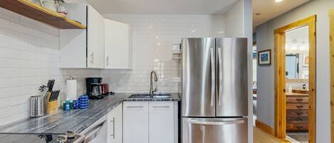 ثلاجة، ميكروويف، فرن، موقد طهي مسطح