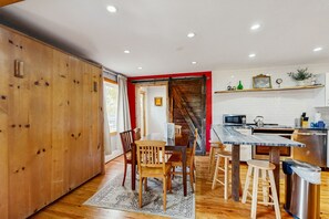 Fridge, microwave, oven, stovetop - Ground-Floor Condo with WiFi, Laundry & Prime Location - Walk Everywhere (Frisco)
