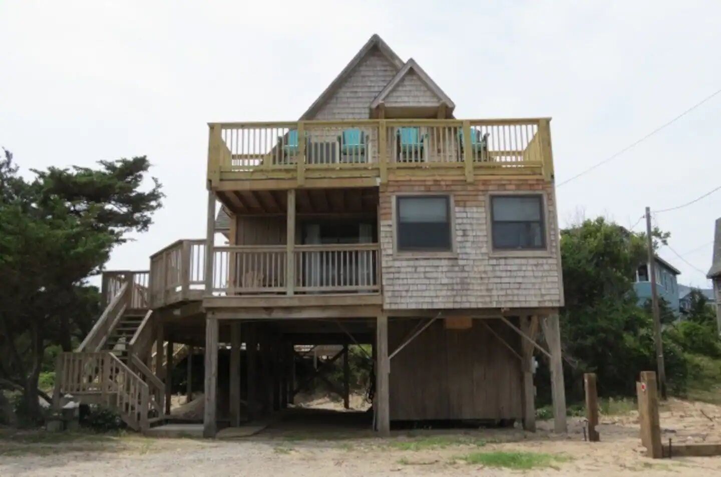 Une maison en bois à deux étages, dotée d’un balcon à l’étage supérieur.