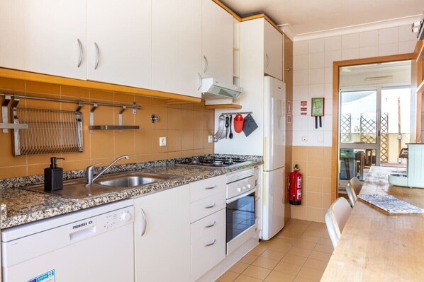 冷蔵庫、電子レンジ、オーブン、コンロ