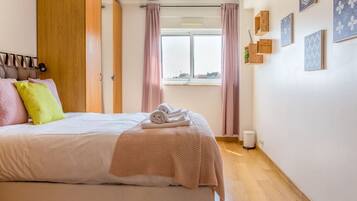 1 slaapkamer, een bureau, een strijkplank/strijkijzer, wifi