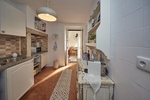 Geladeira, micro-ondas, cooktop, cafeteira/chaleira