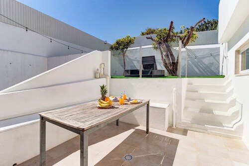 3-bedroom Apt with Private Patio in Cacilhas by Lisbeyond