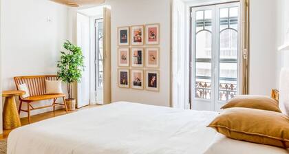 3-bedroom Apt with Private Patio in Cacilhas by Lisbeyond