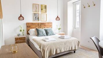 1 habitación, escritorio, tabla de planchar con plancha y wifi