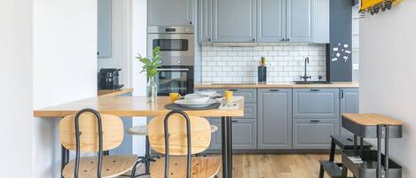 Fridge, microwave, oven, stovetop