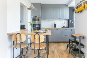 Køleskab, mikrobølgeovn, ovn, kogeplade