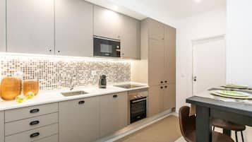 Een koelkast, een magnetron, een oven, een kookplaat