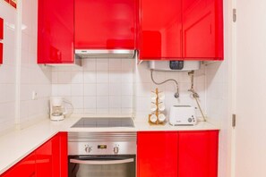 冷蔵庫、電子レンジ、オーブン、コンロ