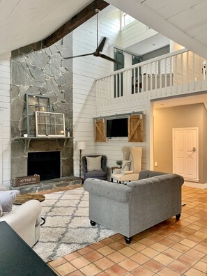 TV connectée, cheminée, lecteur de DVD, baby-foot