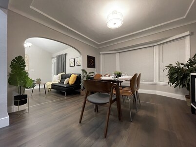 Airy Modern 2BR/2BA - Parking + Laundry + Sleep 6