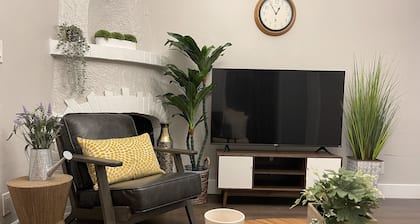 Airy Modern 2BR/2BA - Parking + Laundry + Sleep 6
