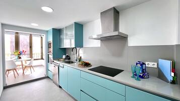 Een koelkast, een magnetron, een oven, een kookplaat