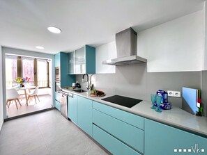 Geladeira, micro-ondas, fogão, cooktop