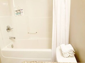Baignoire, sèche-cheveux, serviettes fournies, savon