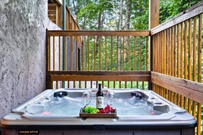 Outdoor spa tub - Luxury Gatlinburg Cabin w/ Indoor Pool + Theater + 2 Hot Tubs | Sleeps 24 (Gatlinburg)
