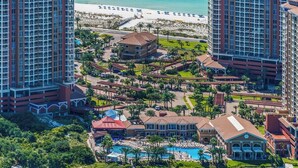 Un complexe hôtelier doté d’une piscine, d’une plage et de plusieurs bâtiments.