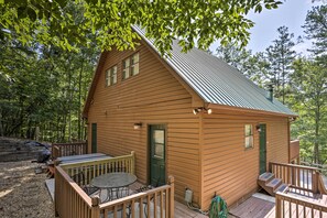 Outdoor dining - Ellijay Resort Cabin w/ Fire Pit, Decks, & Hot Tub (Ellijay)