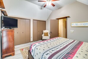 3 bedrooms, desk, Internet, bed sheets - Ellijay Resort Cabin w/ Fire Pit, Decks, & Hot Tub (Ellijay)
