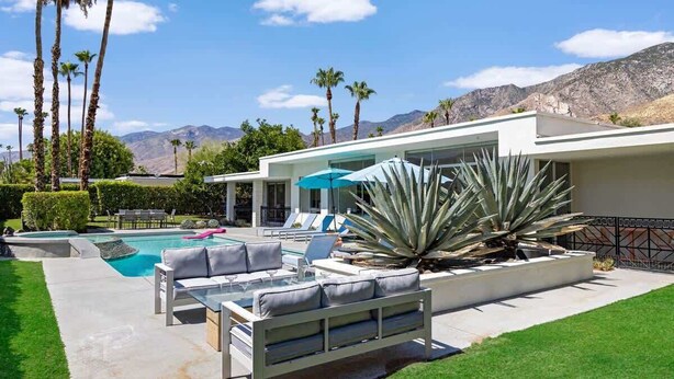 A modern house with a pool, outdoor seating, and palm trees. - Mod Blue Agave - Stunning S Palm Springs Mid-Centu (Palm Springs)