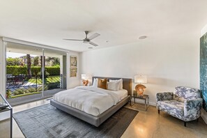 4 habitaciones, escritorio y tabla de planchar con plancha 