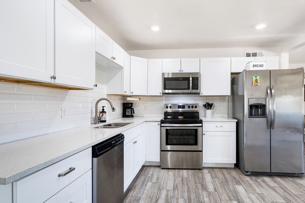 Kühlschrank, Mikrowelle, Ofen, Herdplatte