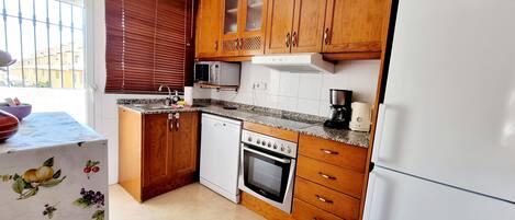 Een koelkast, een microgolfoven, een oven, een kookplaat