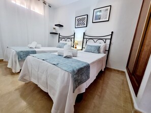 5 bedrooms, iron/ironing board, internet, bed sheets - Casa La Perla, private pool in Lo Marabú (Ciudad Quesada)