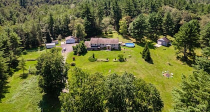 5 Star Secluded Private Estate -Hot Tub, Pool+Ski >Southwoods Mountain Vacation!