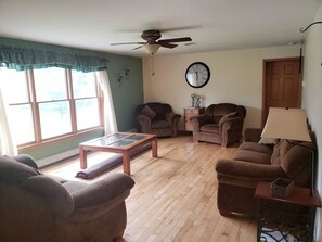 Smart-TV, Kamin, Tischfußball, Tischtennisplatte