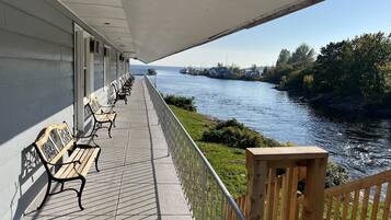 Standard-dobbeltværelse - 2 queensize-senge - ikke-ryger - søudsigt | Terrasse/gårdhave