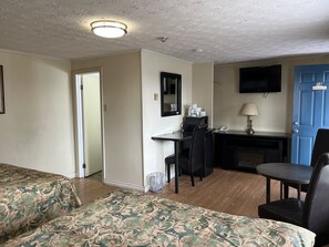Desk, free WiFi, bed sheets - Old Mill Motel (Blind River)