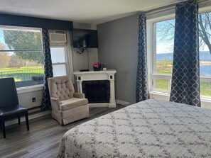 Deluxe Room, 1 King Bed, Non Smoking, Lake View (Non pet friendly) | Desk, free WiFi, bed sheets - Old Mill Motel (Blind River)