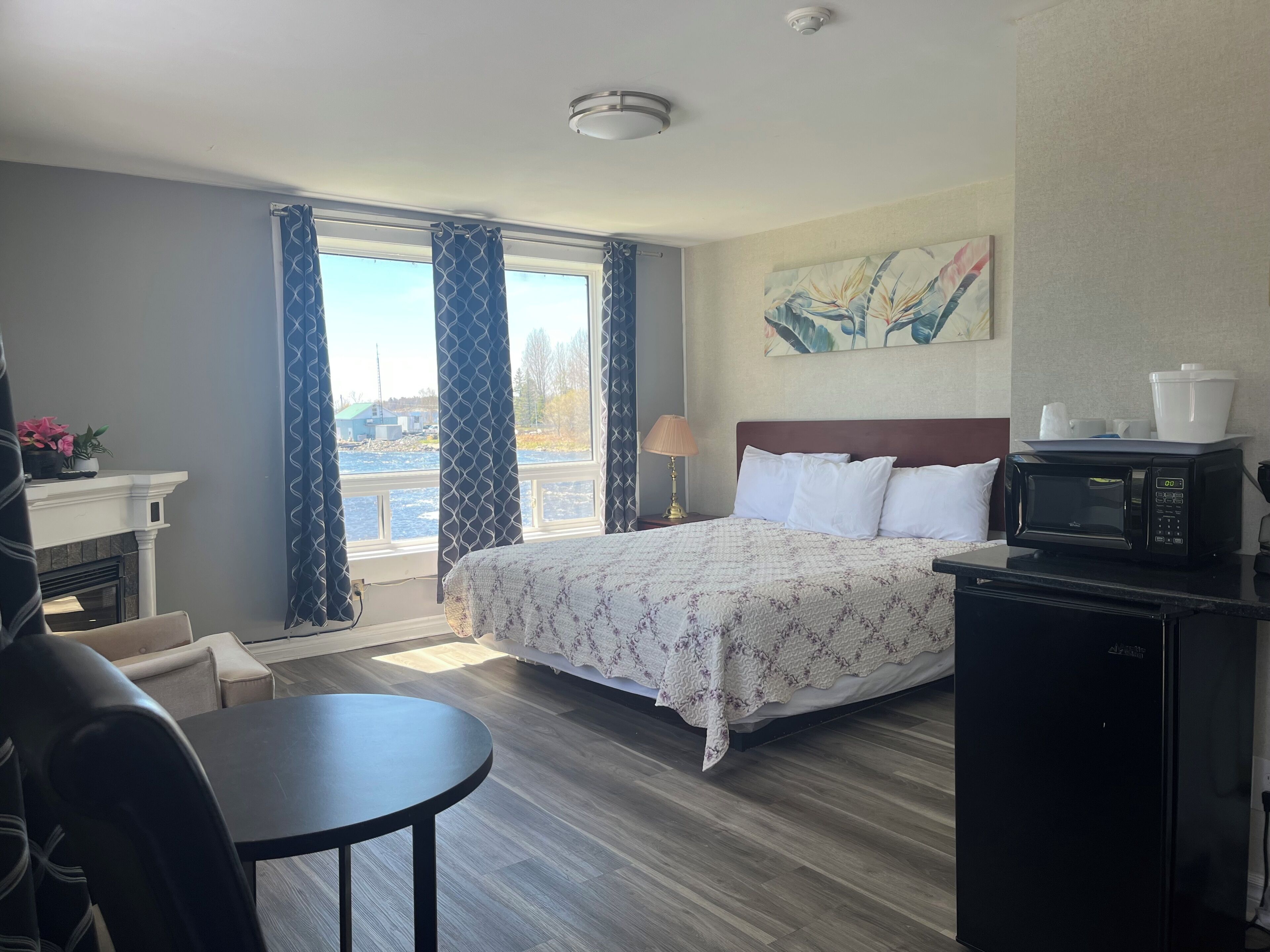 Habitación Deluxe, 1 cama King size, para no fumadores, vista al lago | Escritorio, wifi gratis y ropa de cama 