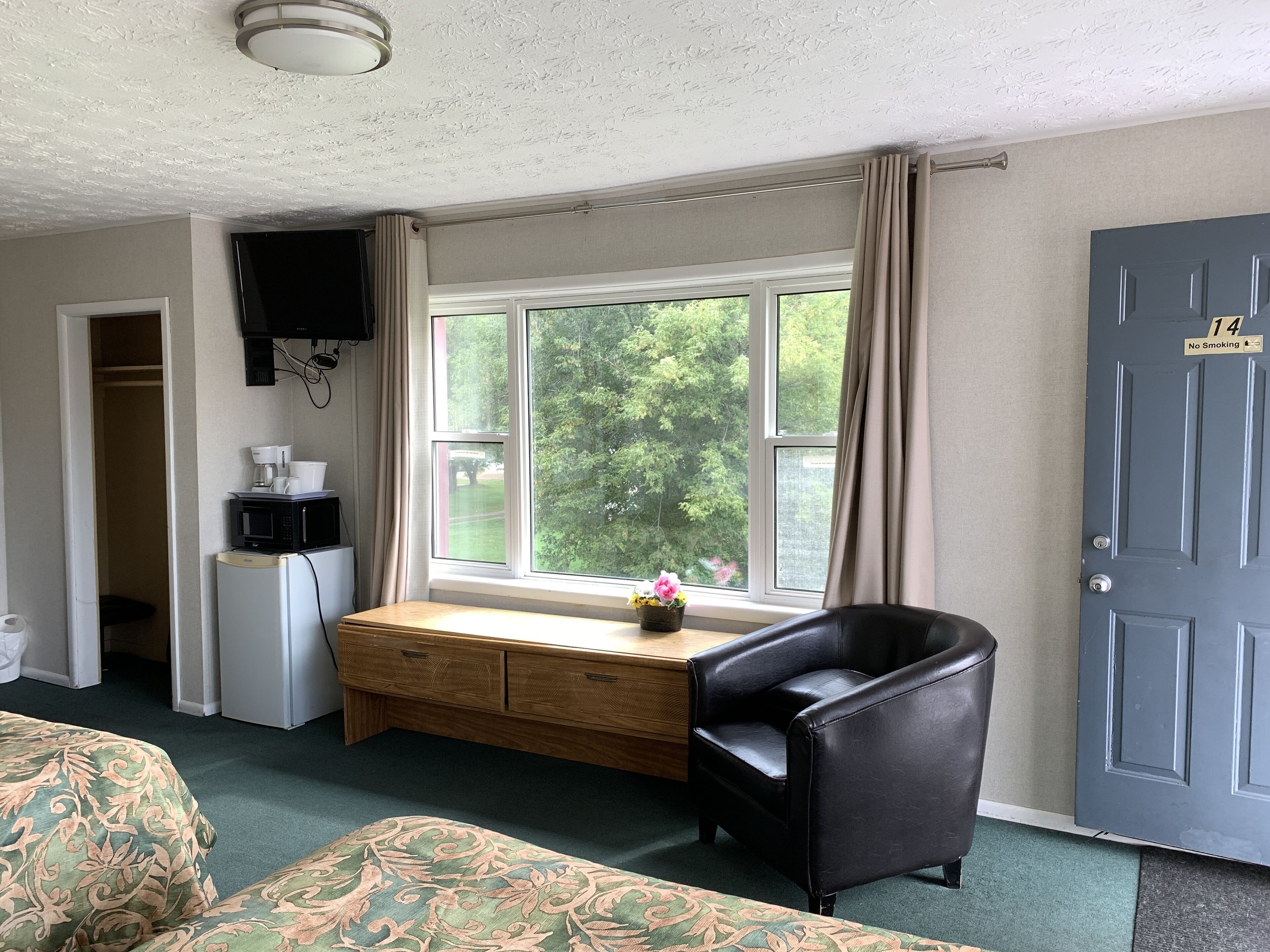 Desk, free WiFi, bed sheets