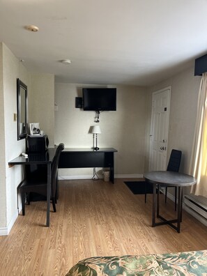 Desk, free WiFi, bed sheets - Old Mill Motel (Blind River)