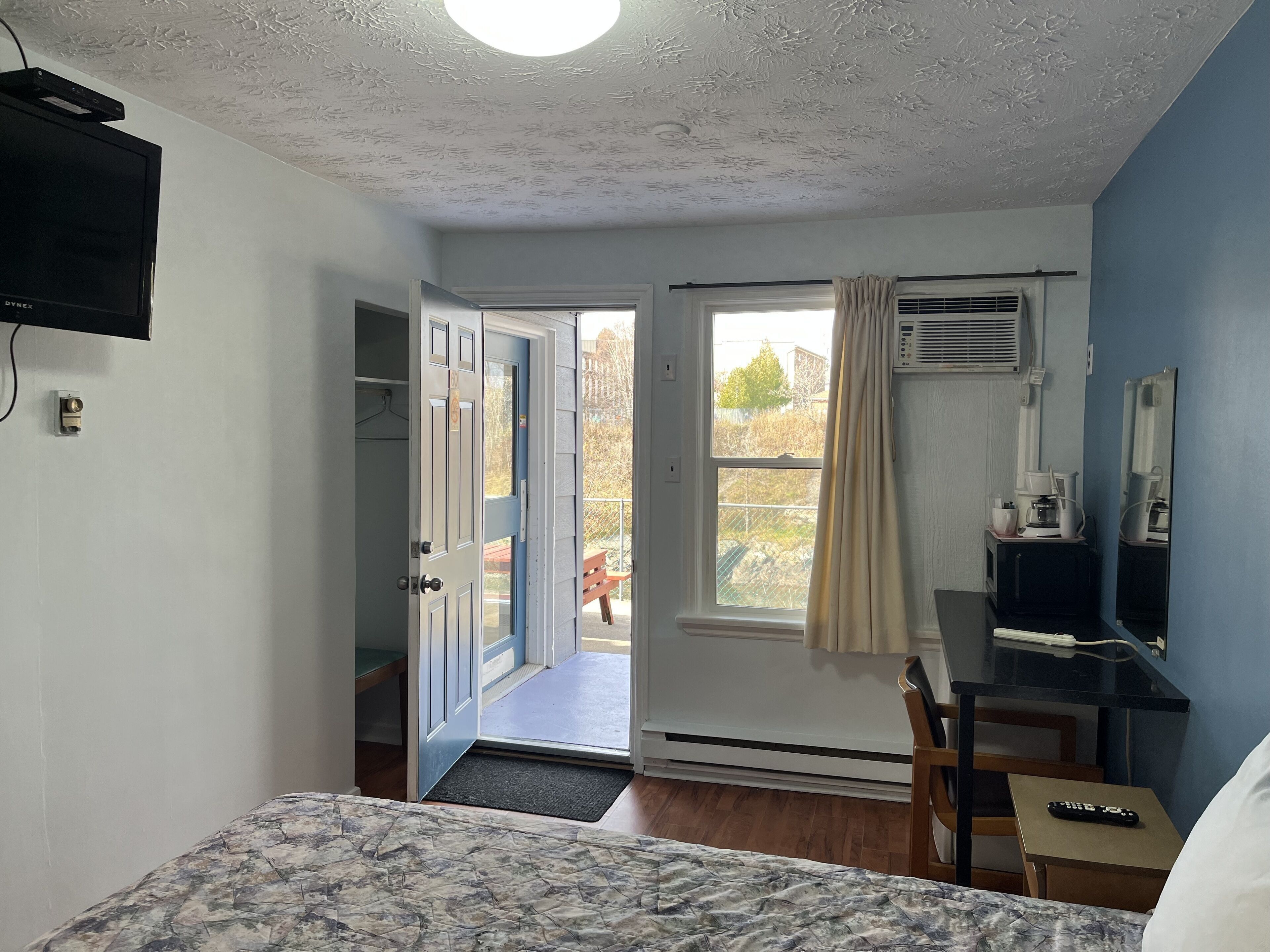 Desk, free WiFi, bed sheets