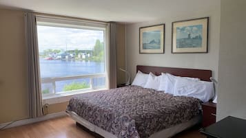 Deluxe Room, 1 King Bed, Non Smoking, Lake View (Non pet friendly)